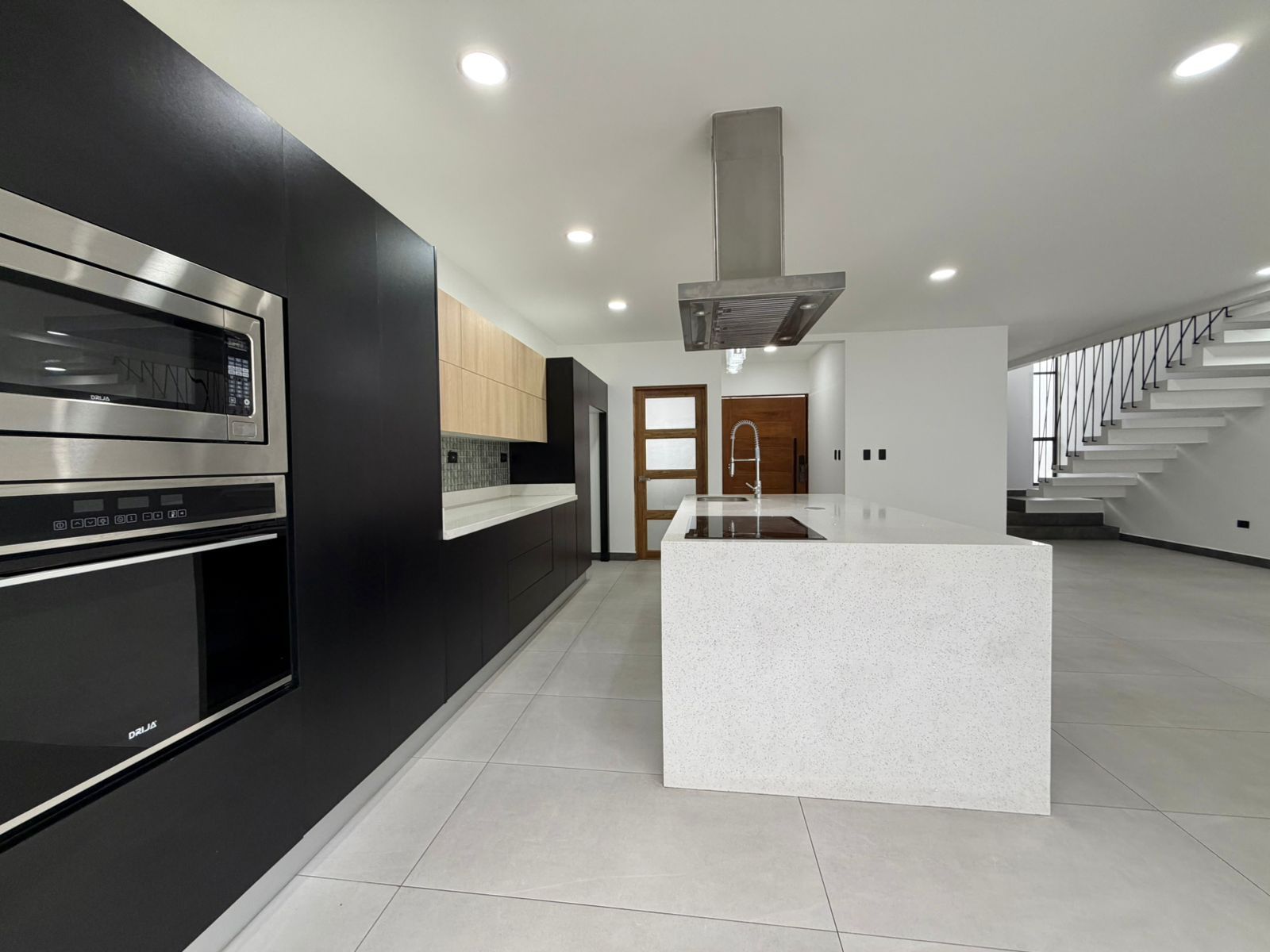 Casa de 3 niveles con arquitectura moderna