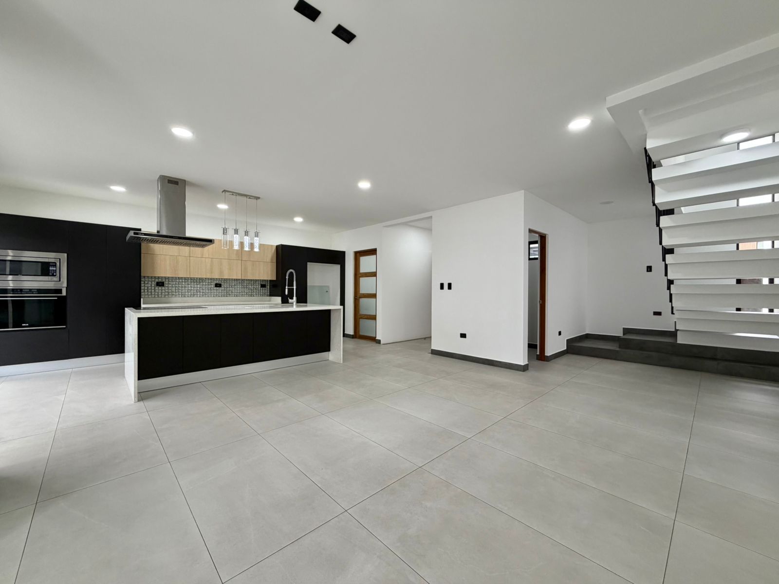 Casa de 3 niveles con arquitectura moderna - Foto 2