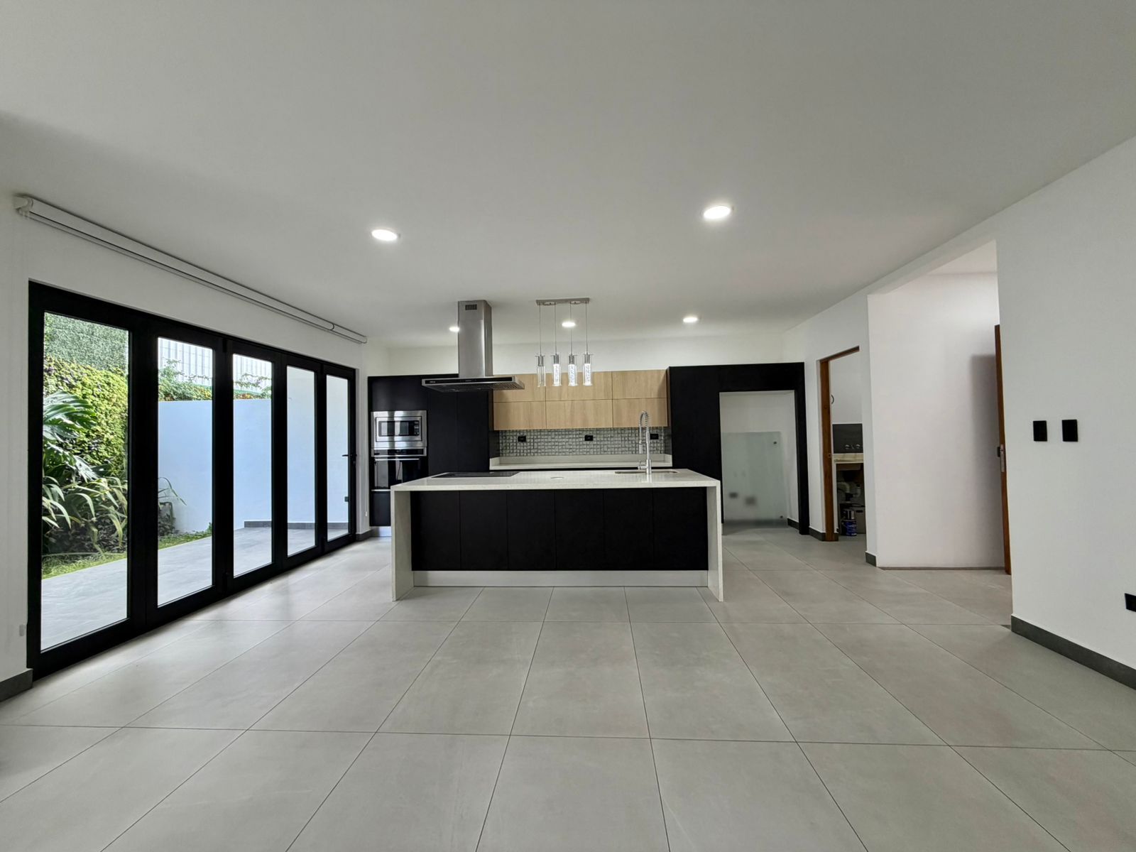 Casa de 3 niveles con arquitectura moderna - Foto 3