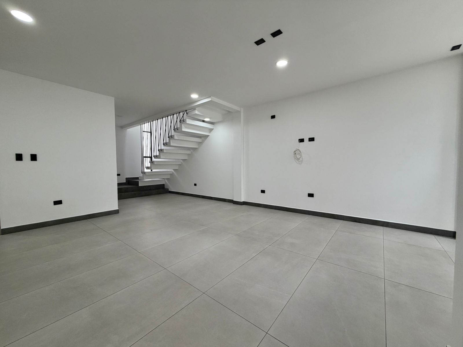 Casa de 3 niveles con arquitectura moderna - Foto 4