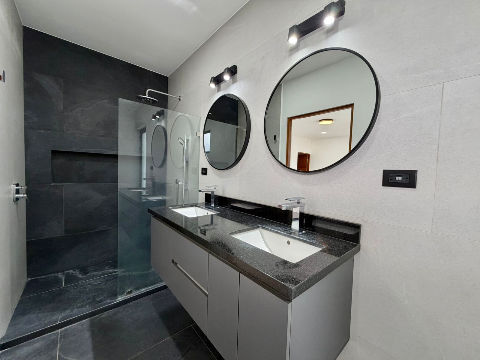 Casa de 3 niveles con arquitectura moderna - Foto 8