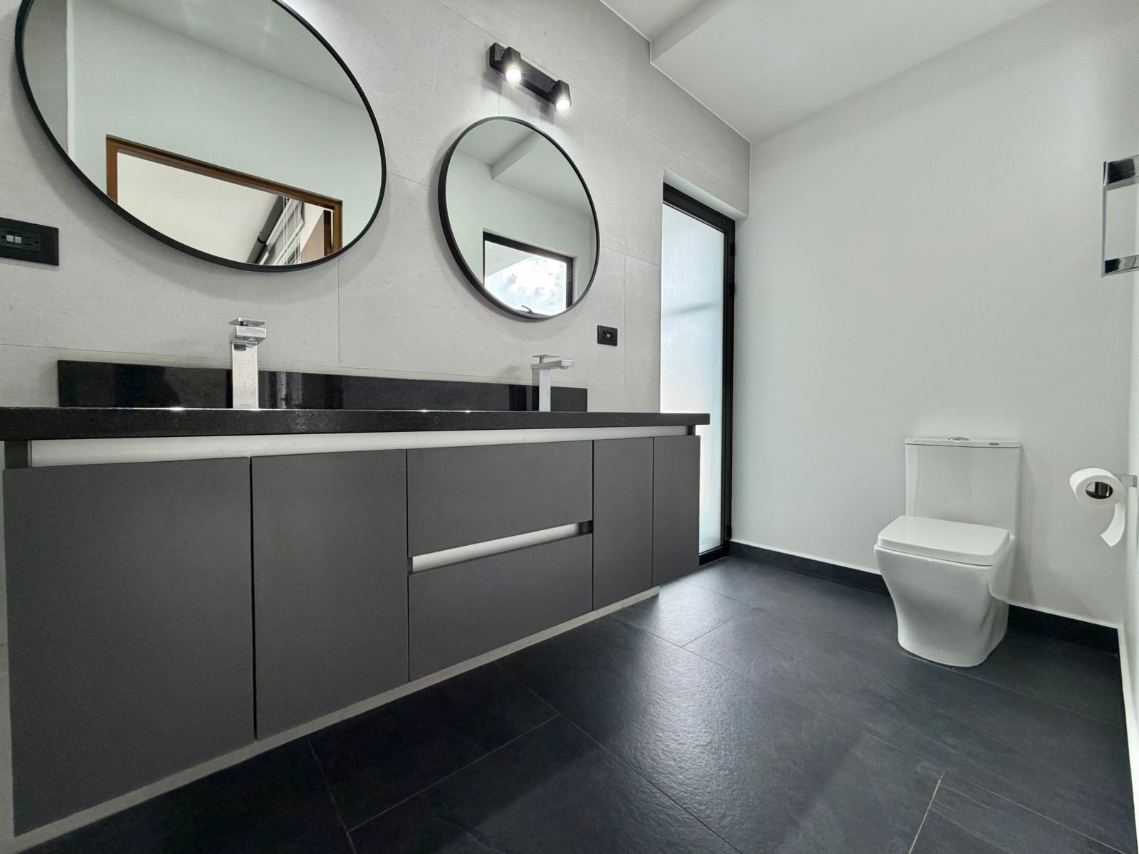 Casa de 3 niveles con arquitectura moderna - Foto 9