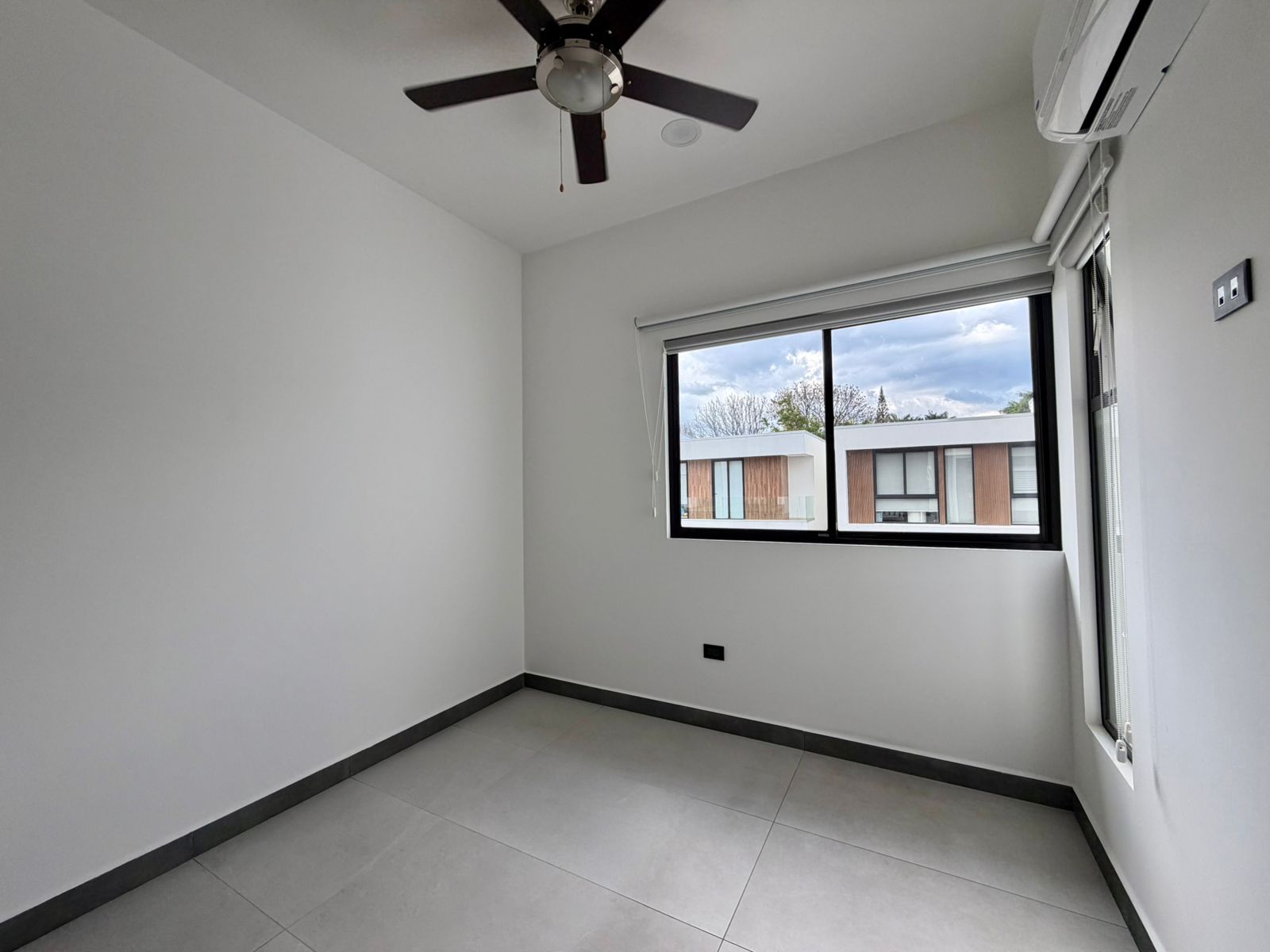 Casa de 3 niveles con arquitectura moderna - Foto 12