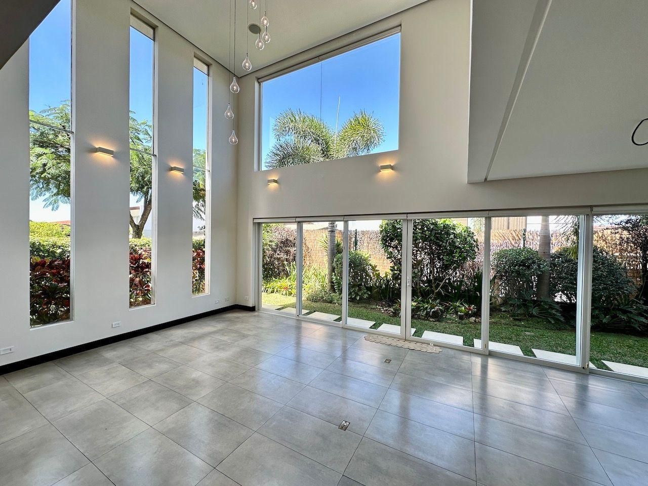 Casa Moderna de amplios espacios