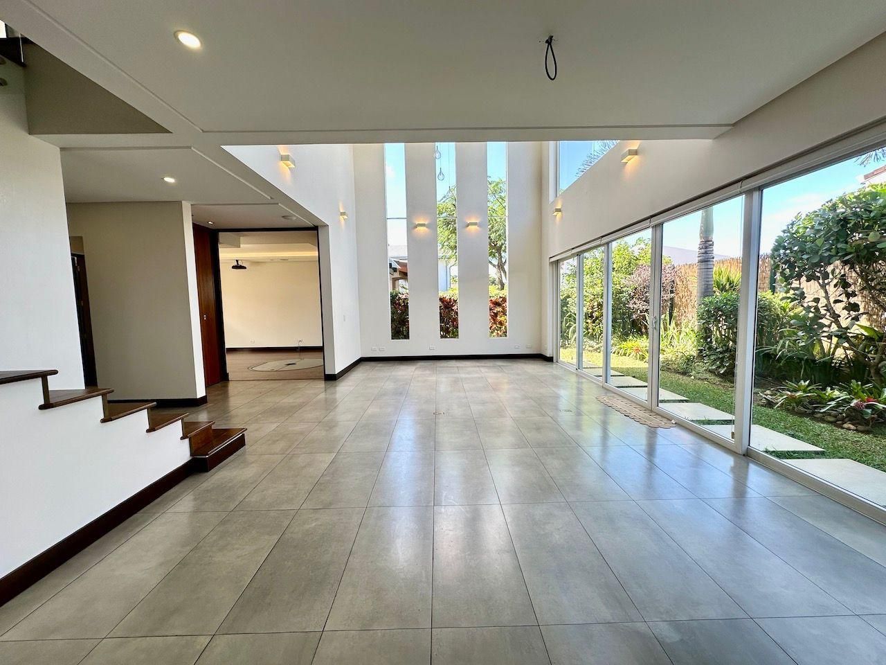 Casa Moderna de amplios espacios - Foto 2