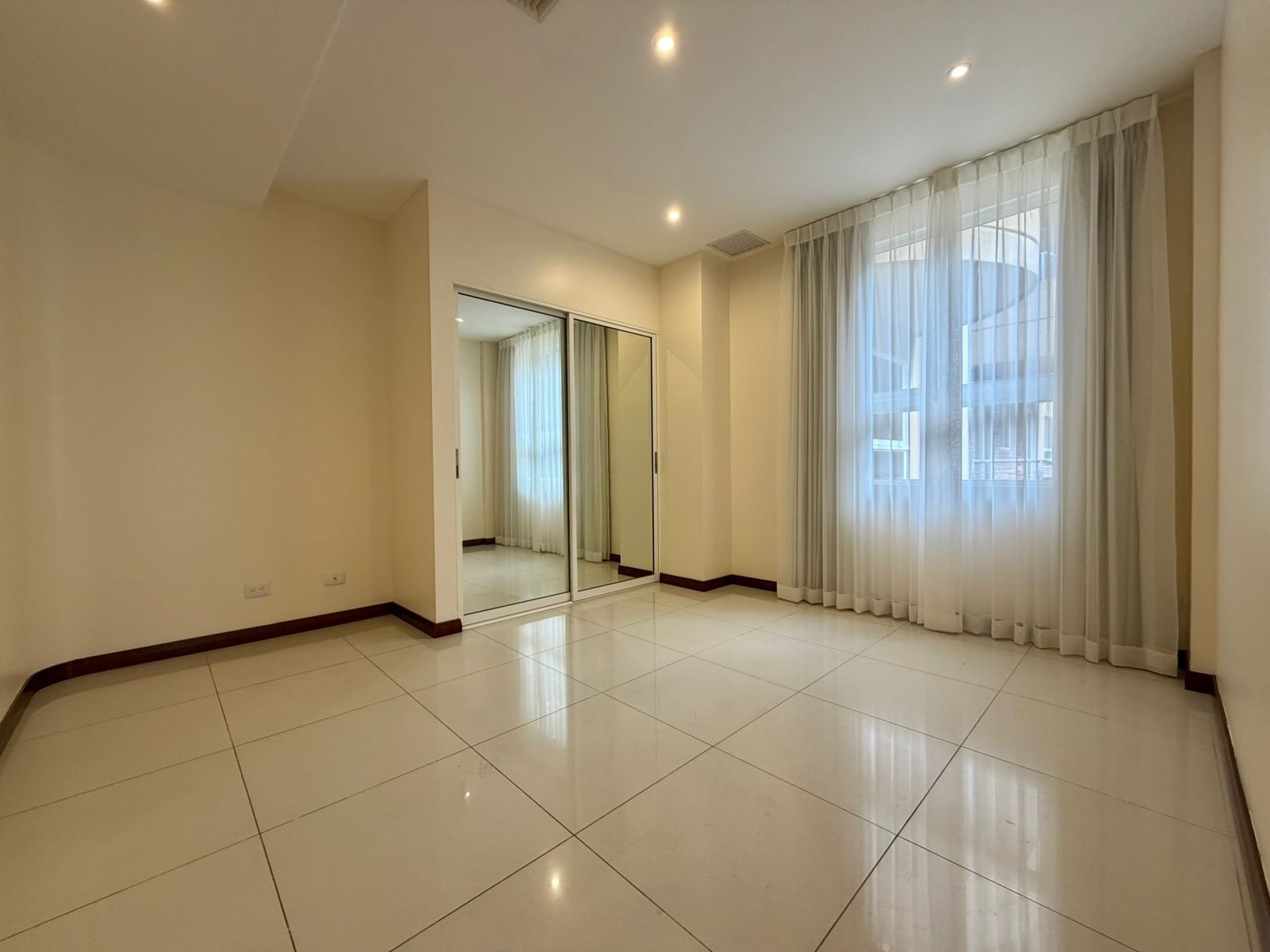 Apartamento con terraza y vista a la ciudad - Foto 9