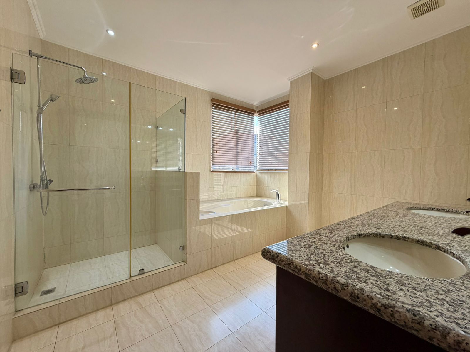 Apartamento con terraza y vista a la ciudad - Foto 7