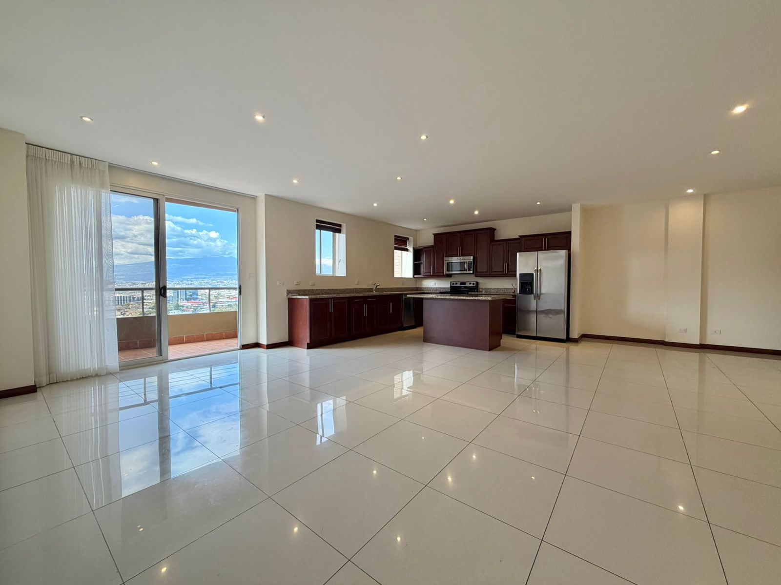 Apartamento con terraza y vista a la ciudad