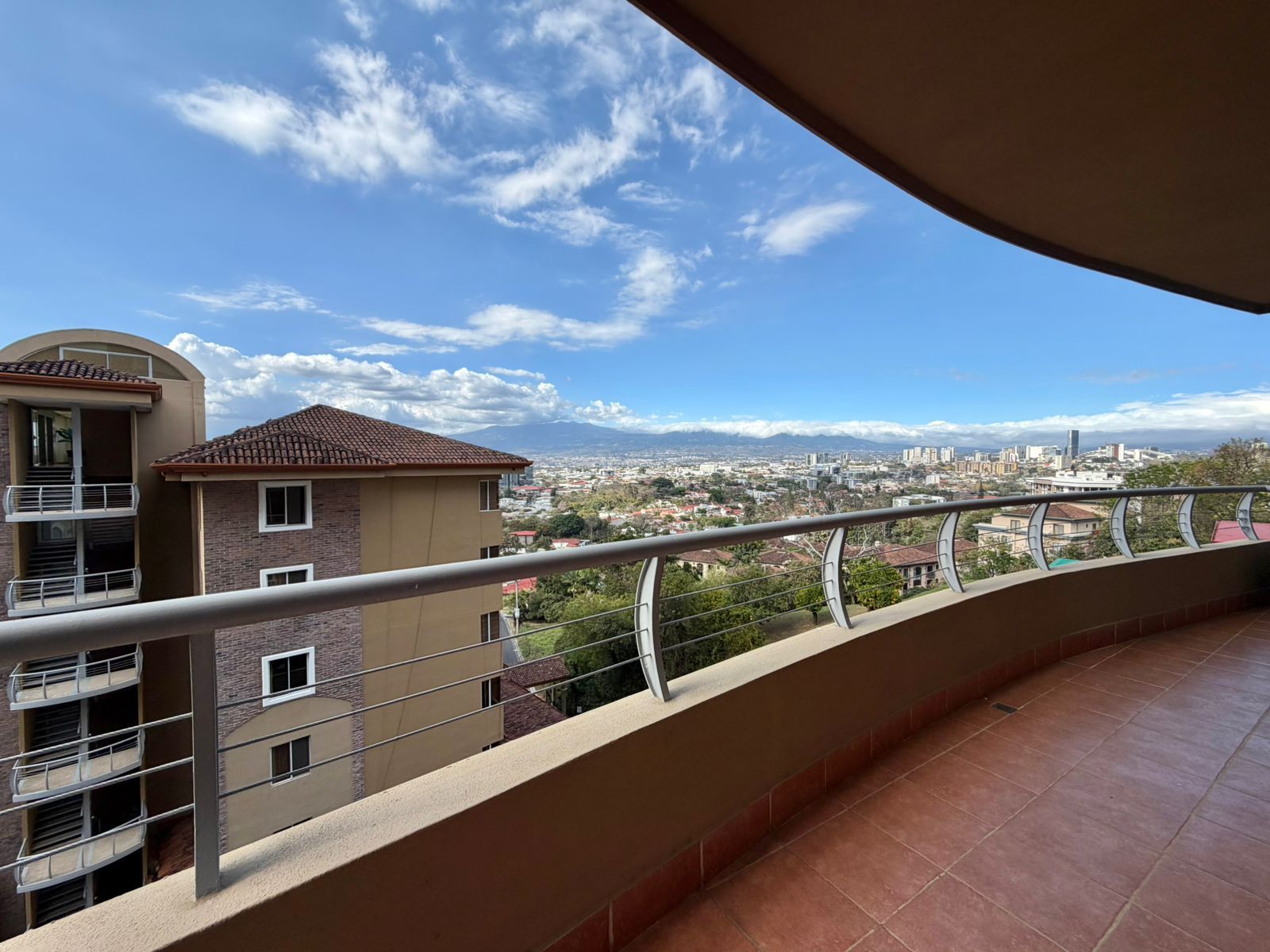 Apartamento con terraza y vista a la ciudad - Foto 12