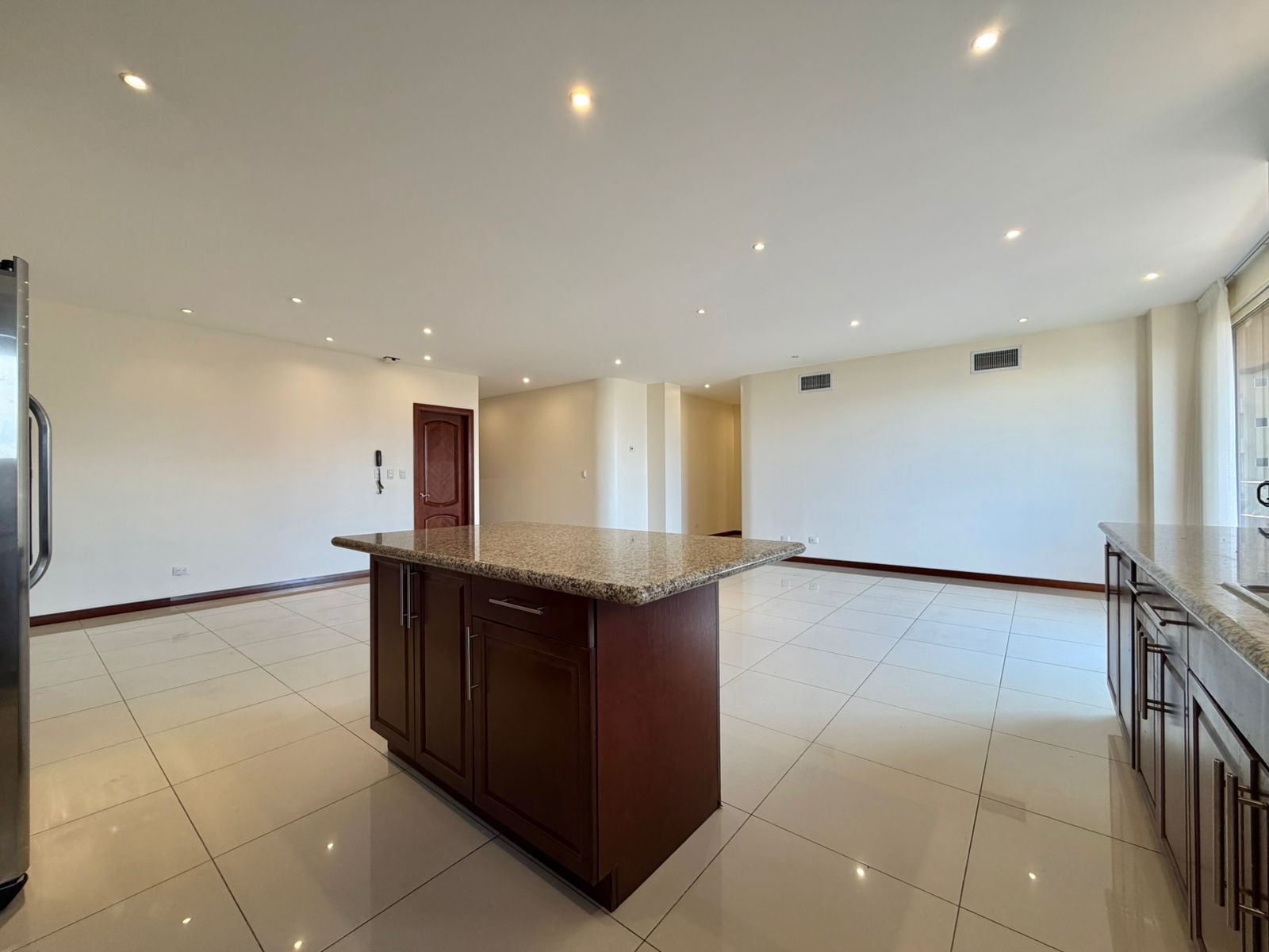 Apartamento con terraza y vista a la ciudad - Foto 3