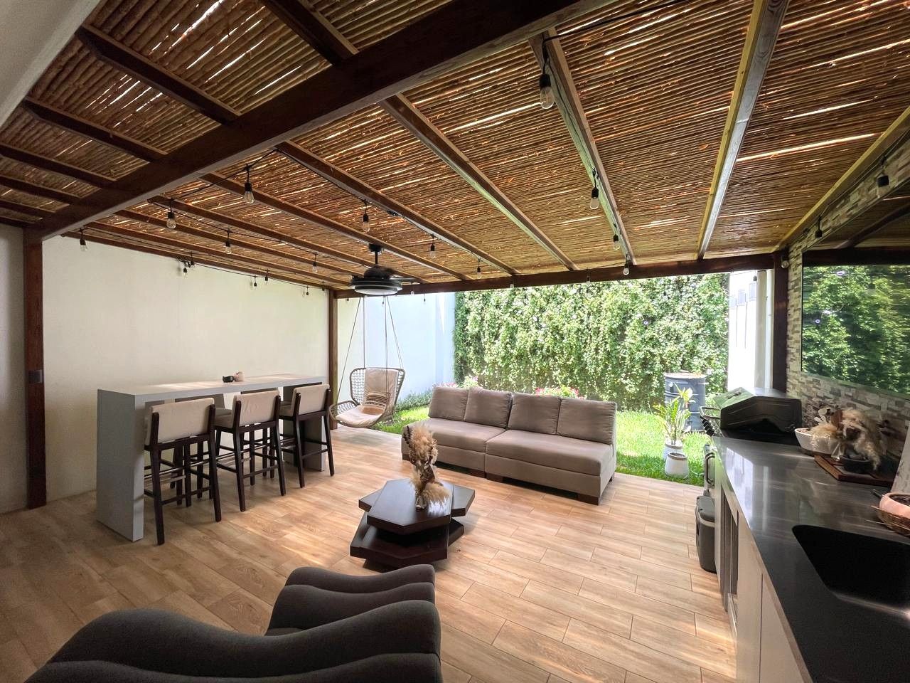 Casa con amplios espacios y jardín con terraza