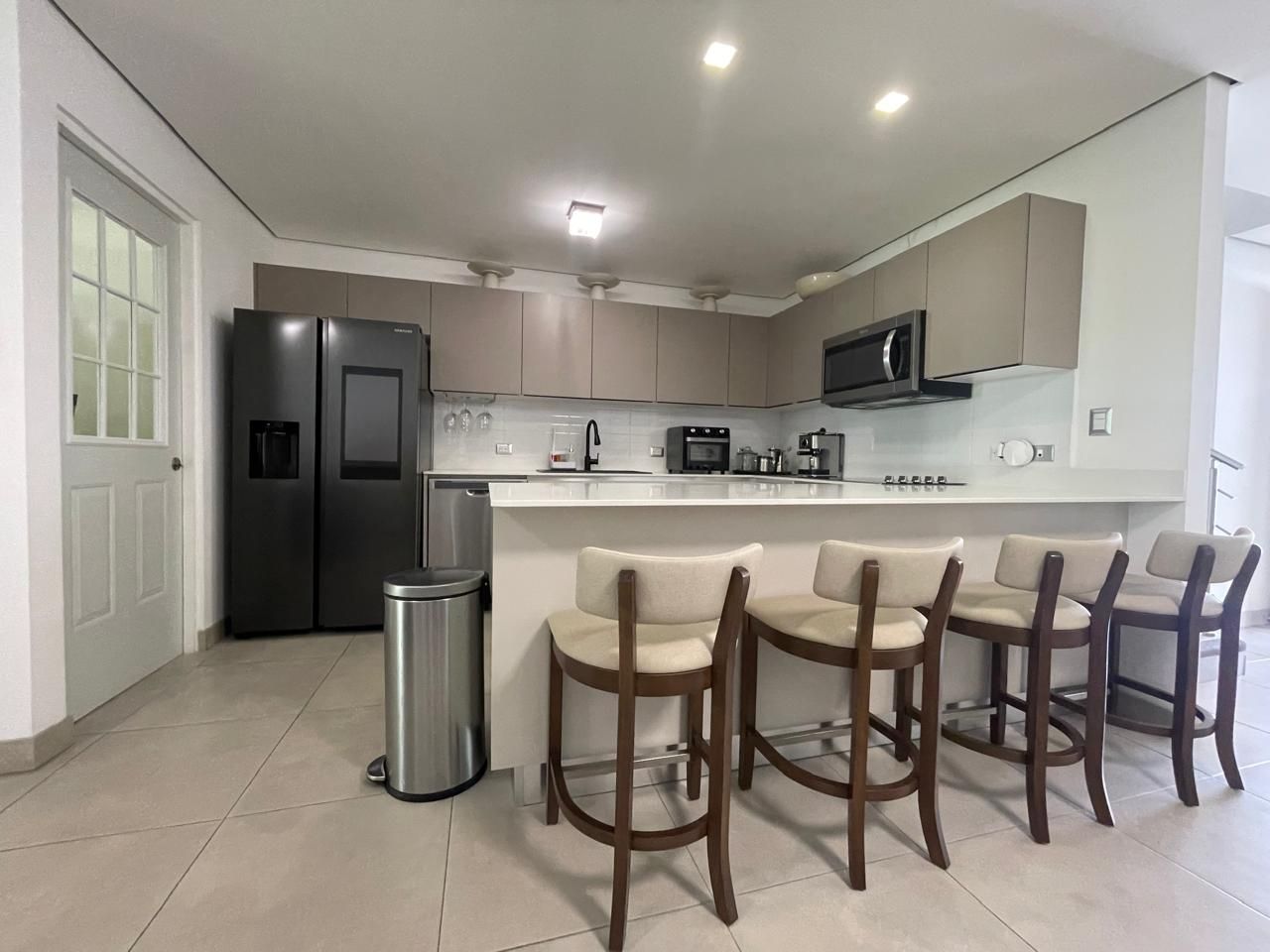 Casa con amplios espacios y jardín con terraza - Foto 3