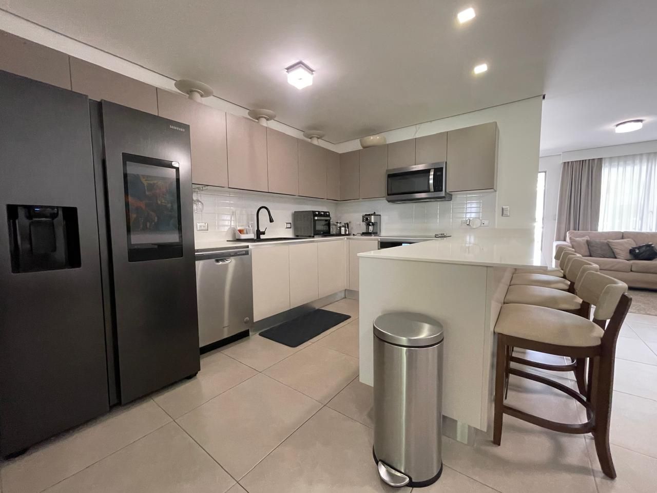 Casa con amplios espacios y jardín con terraza - Foto 4