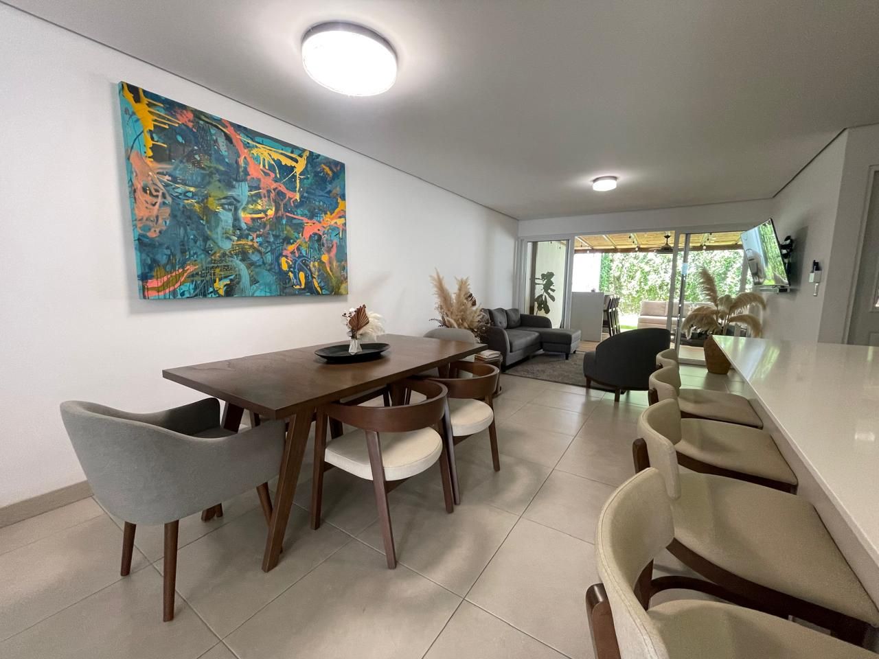 Casa con amplios espacios y jardín con terraza - Foto 5