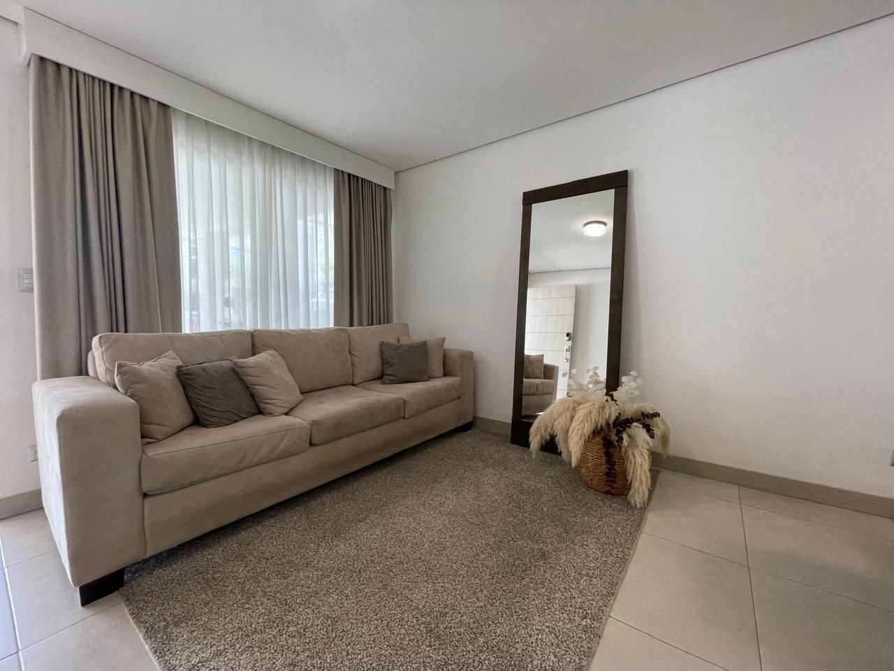 Casa con amplios espacios y jardín con terraza - Foto 6