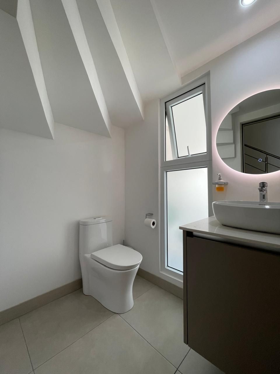 Casa con amplios espacios y jardín con terraza - Foto 8