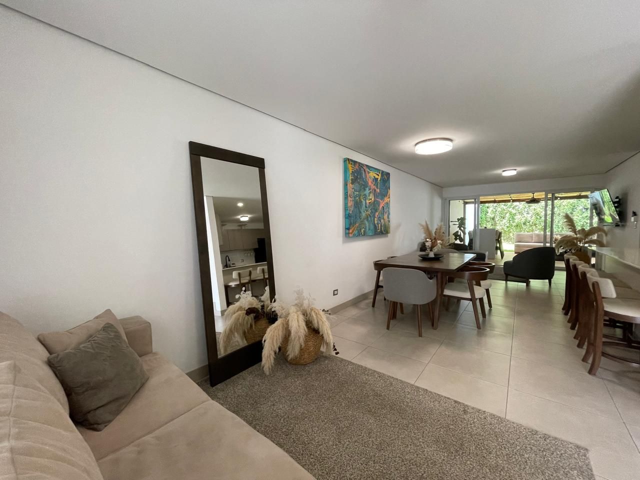 Casa con amplios espacios y jardín con terraza - Foto 7