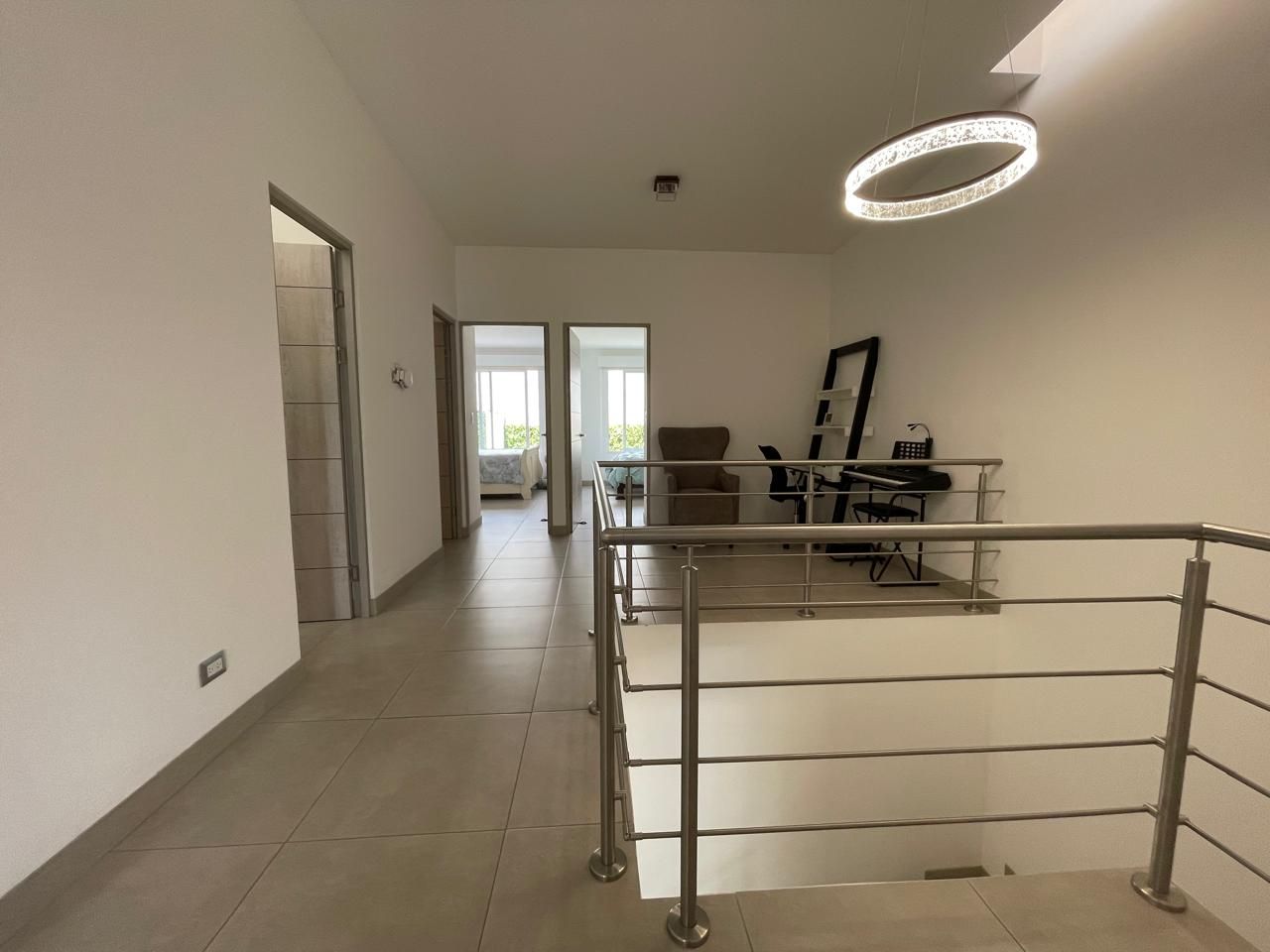 Casa con amplios espacios y jardín con terraza - Foto 9