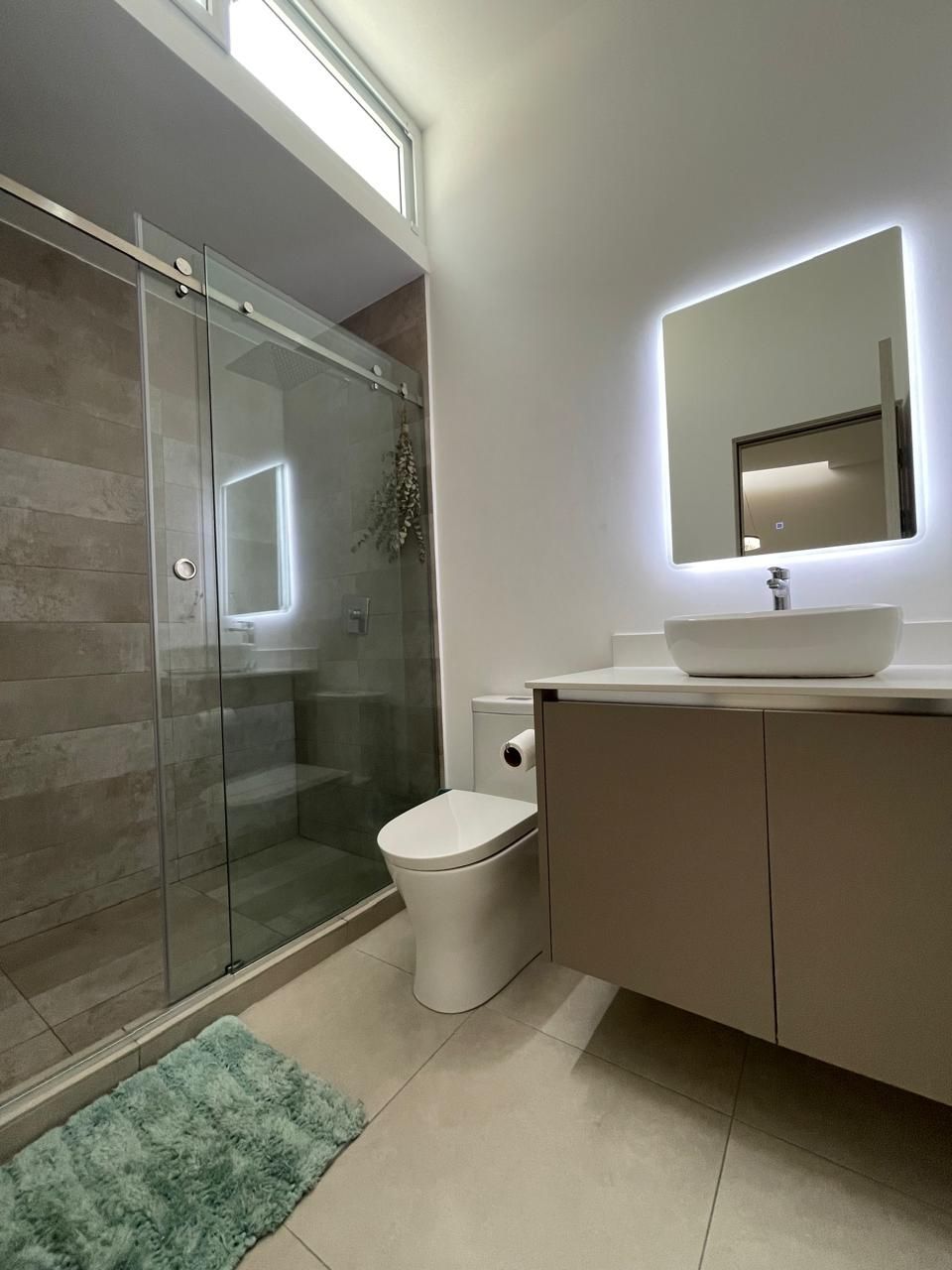 Casa con amplios espacios y jardín con terraza - Foto 11