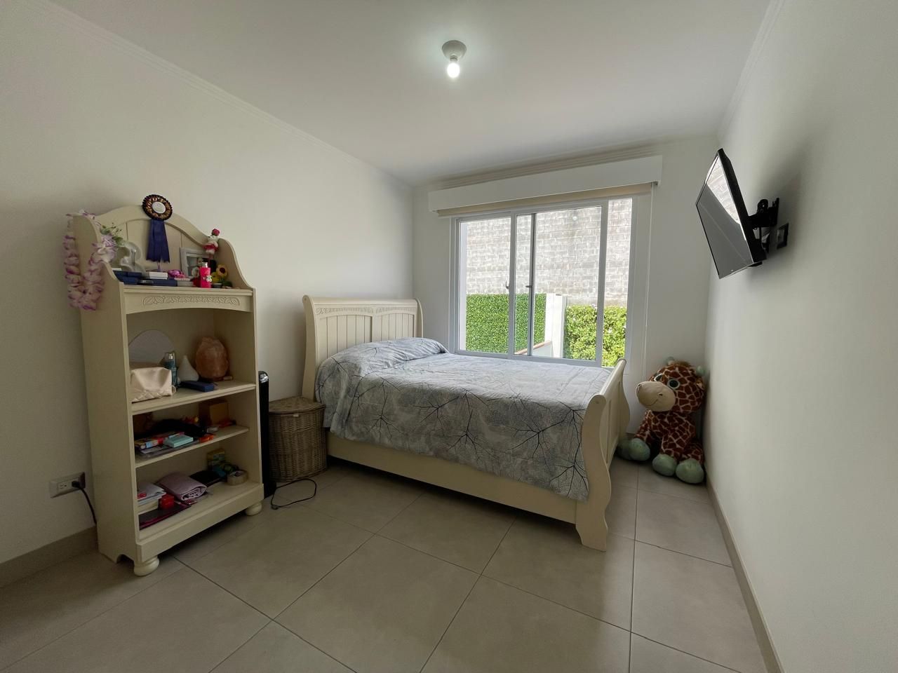 Casa con amplios espacios y jardín con terraza - Foto 12