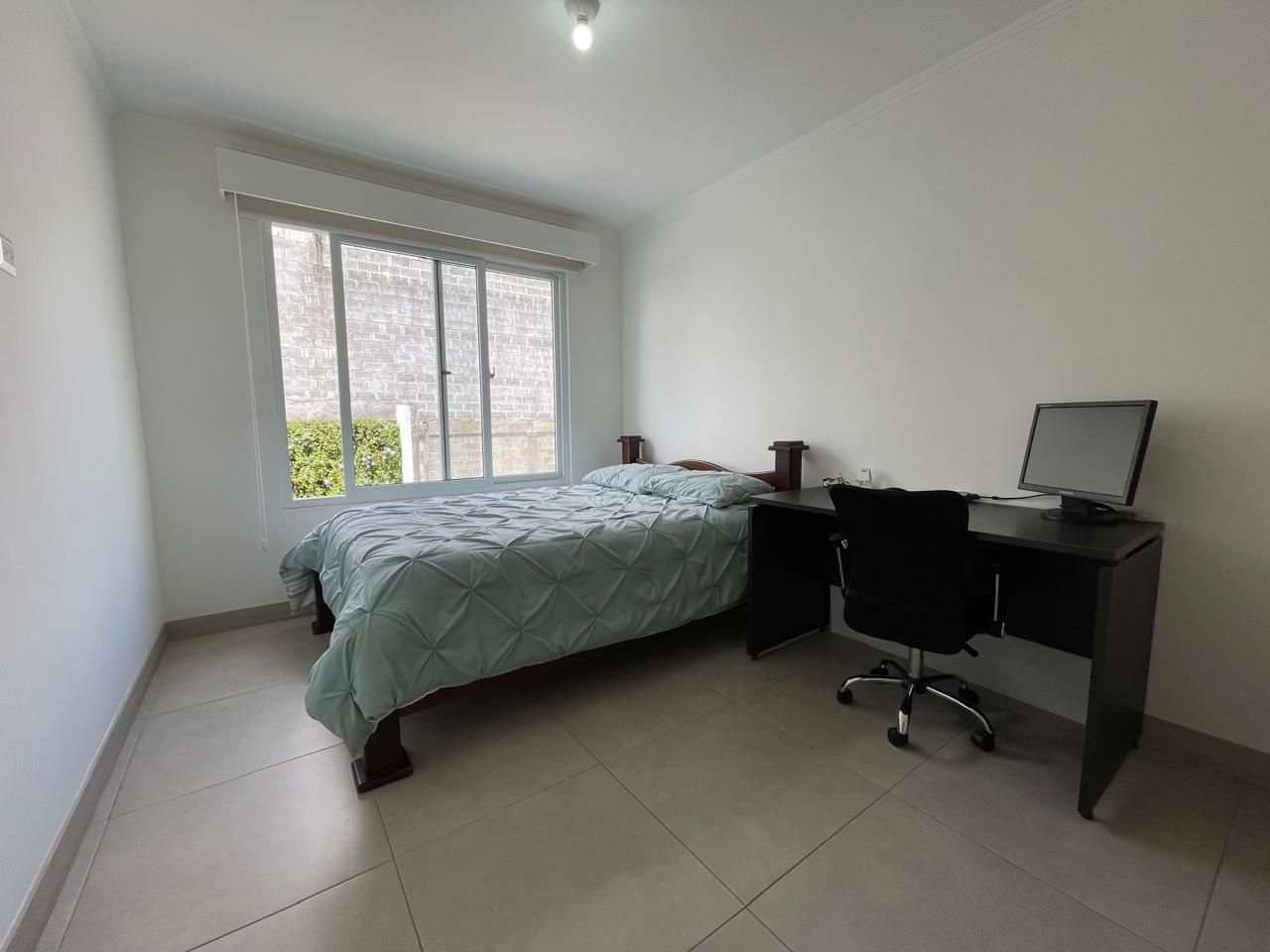 Casa con amplios espacios y jardín con terraza - Foto 13