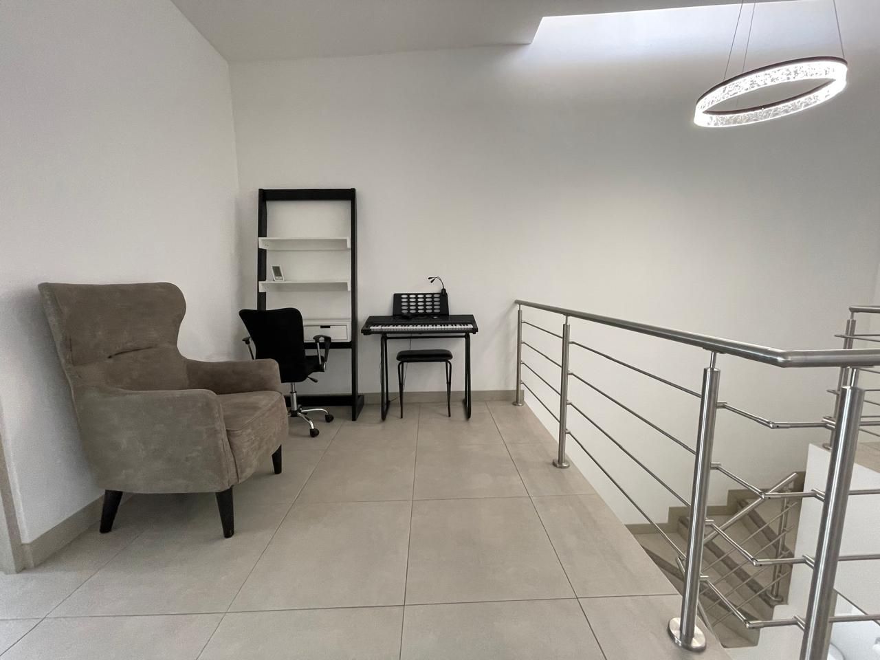 Casa con amplios espacios y jardín con terraza - Foto 10