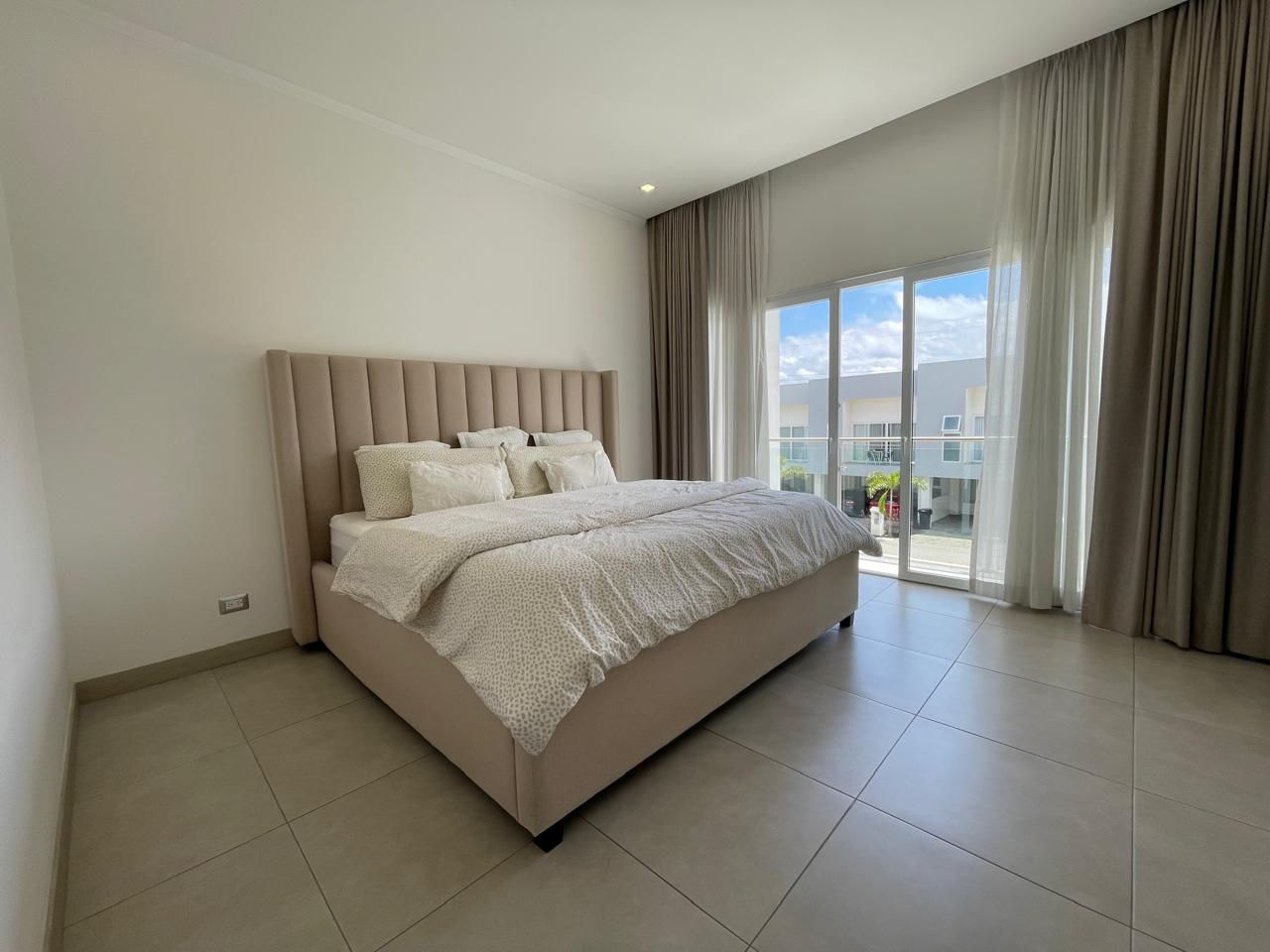 Casa con amplios espacios y jardín con terraza - Foto 14