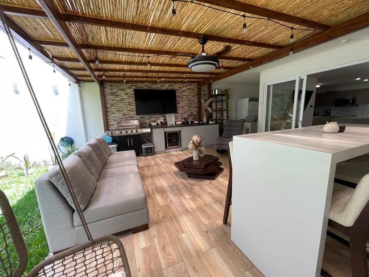 Casa con amplios espacios y jardín con terraza - Foto 18