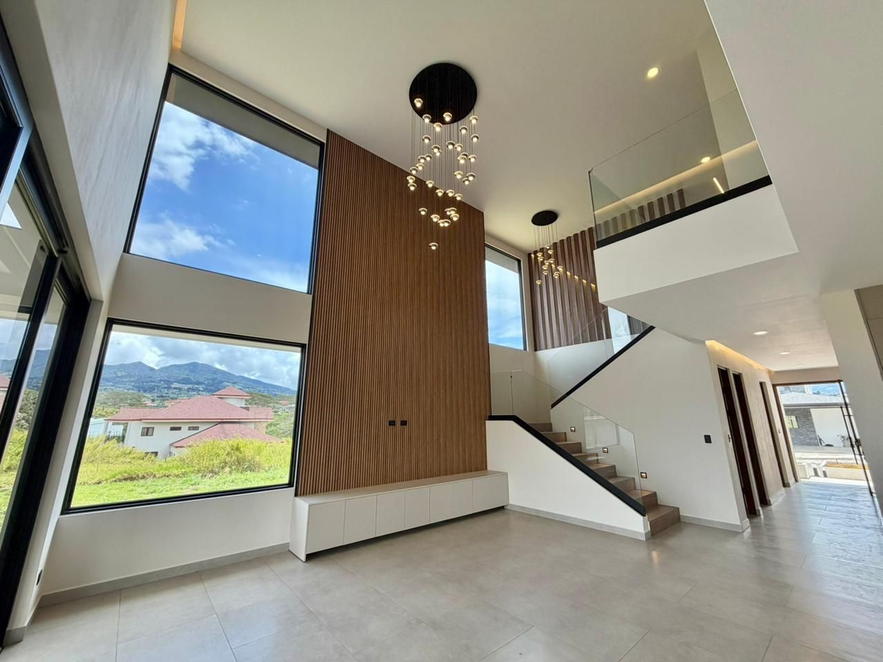 Casa de Lujo a Estrenar con grandes áreas verdes