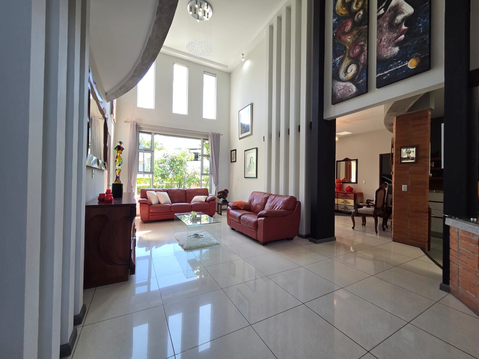 Casa con Arquitectura Moderna  - Foto 2