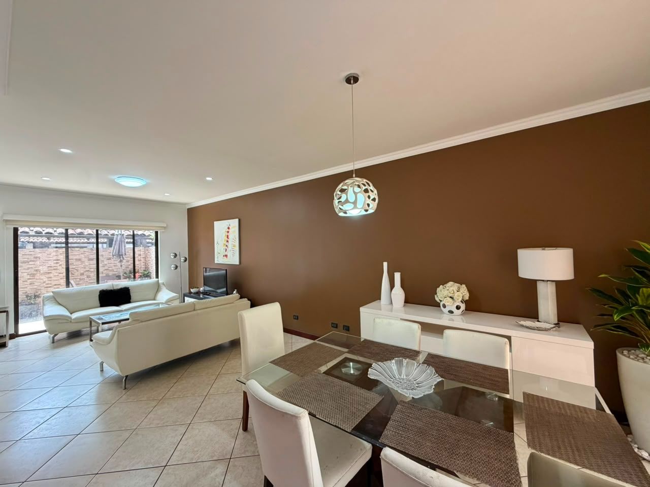 Casa totalmente Amoblada con 3 niveles y cuarto de servicio - Foto 2