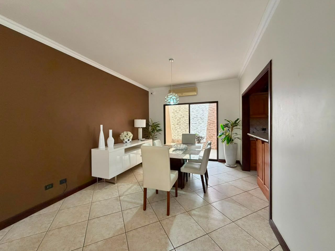 Casa totalmente Amoblada con 3 niveles y cuarto de servicio - Foto 3