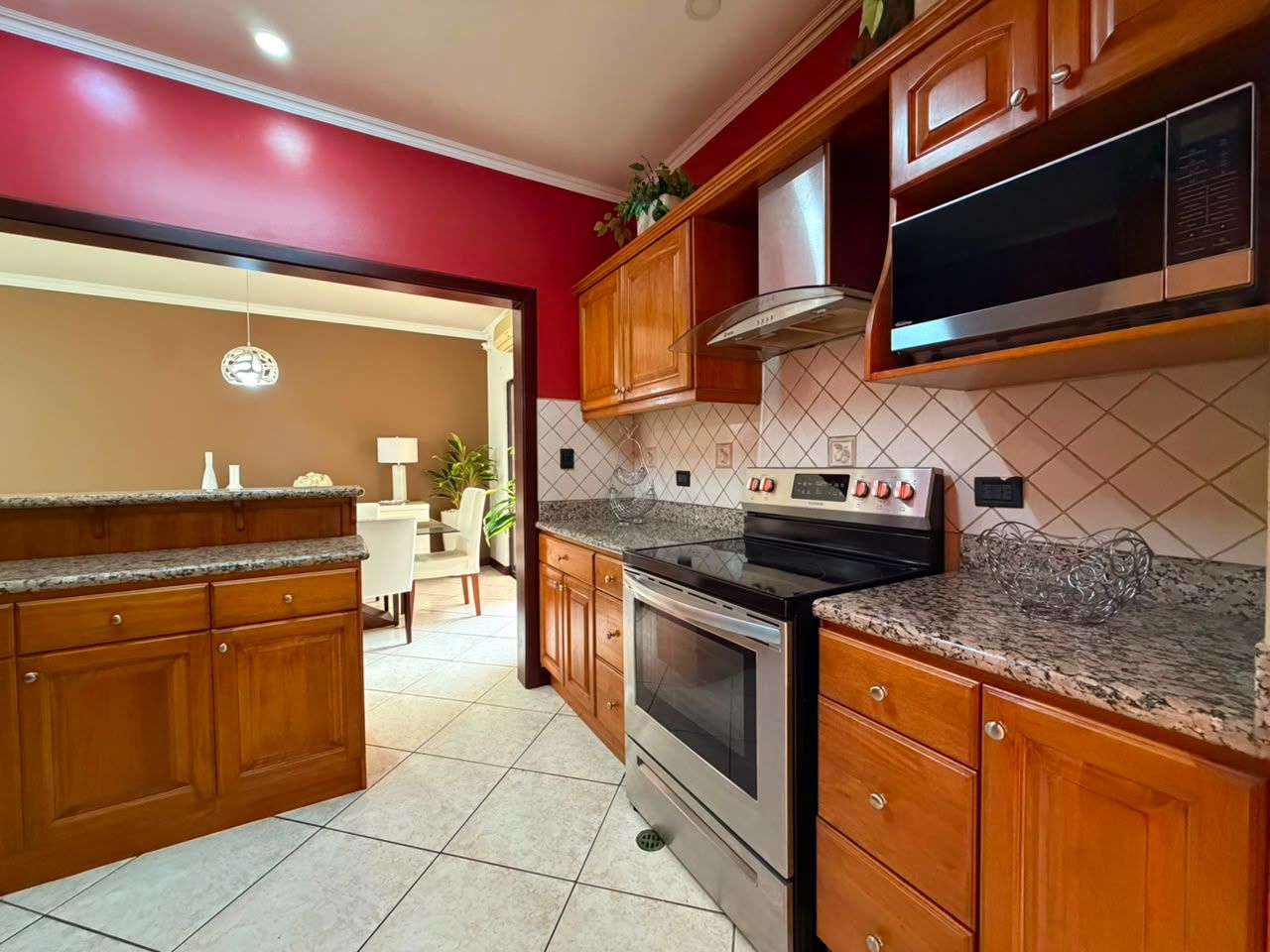 Casa totalmente Amoblada con 3 niveles y cuarto de servicio - Foto 5