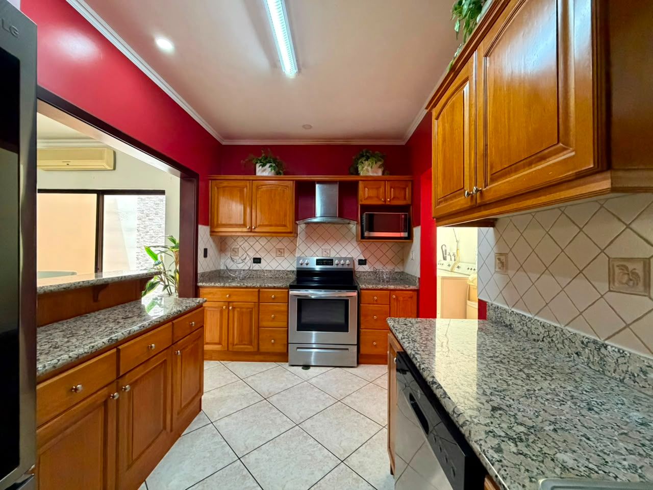 Casa totalmente Amoblada con 3 niveles y cuarto de servicio - Foto 7