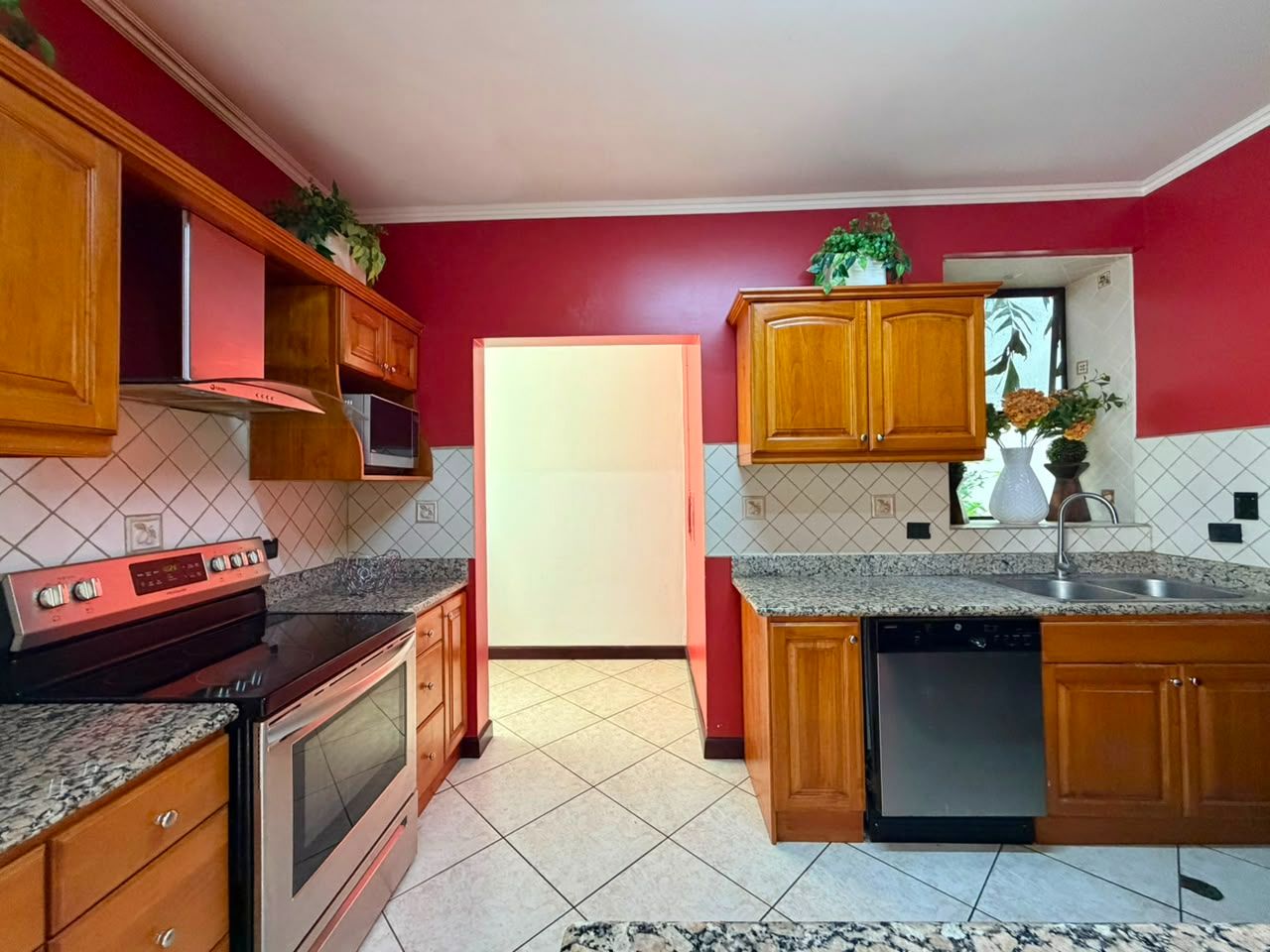 Casa totalmente Amoblada con 3 niveles y cuarto de servicio - Foto 8