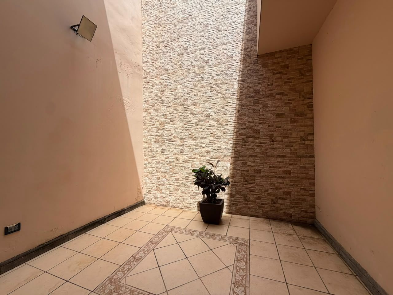 Casa totalmente Amoblada con 3 niveles y cuarto de servicio - Foto 9