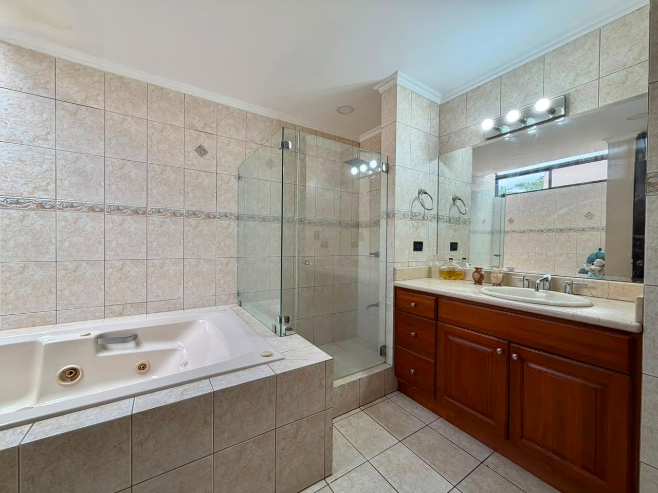 Casa totalmente Amoblada con 3 niveles y cuarto de servicio - Foto 13