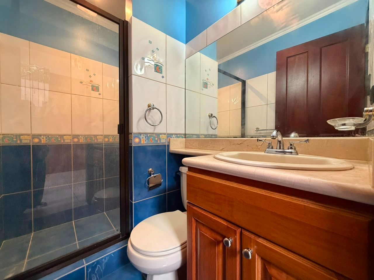 Casa totalmente Amoblada con 3 niveles y cuarto de servicio - Foto 15