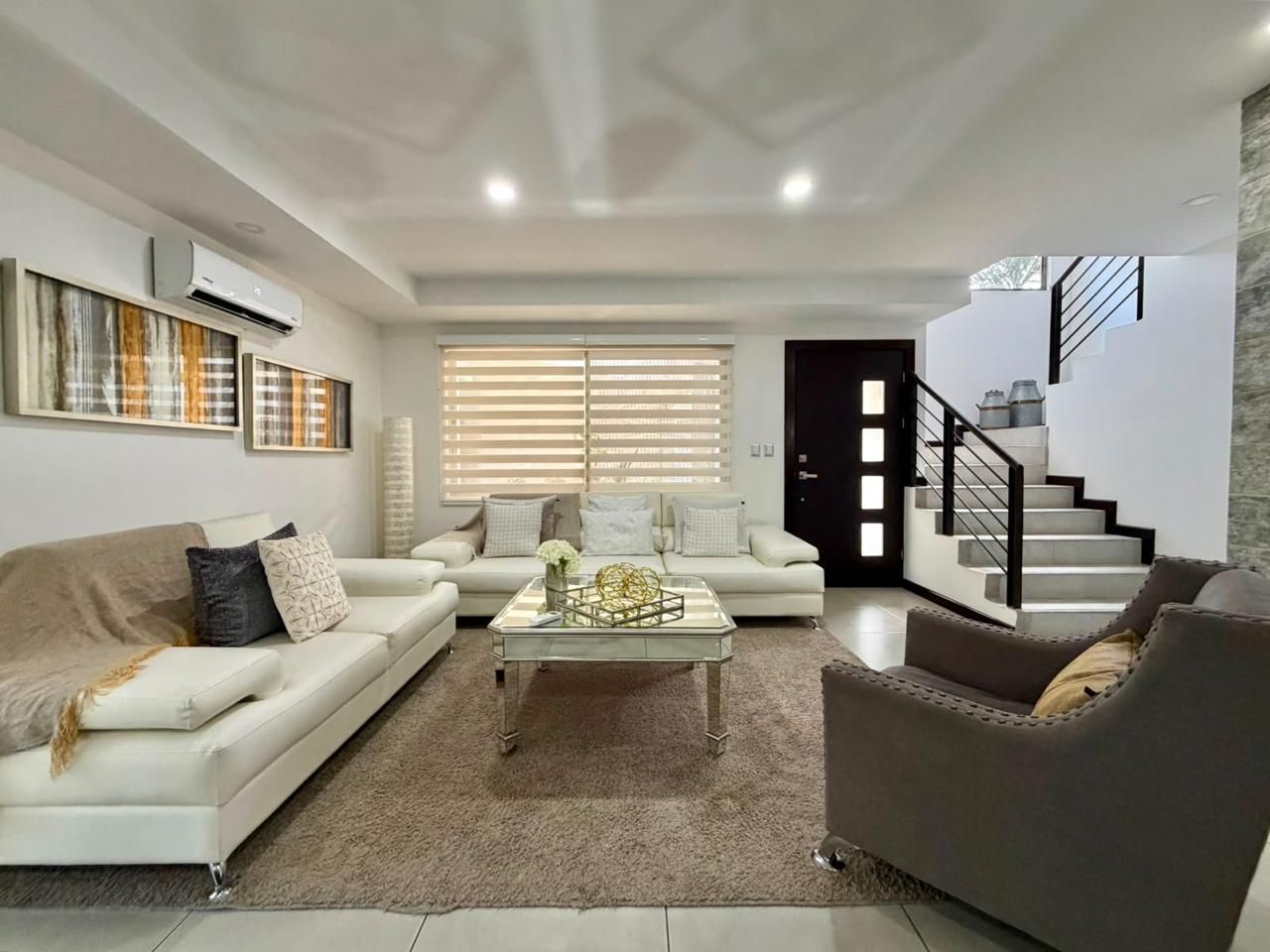 Casa moderna con muebles en alquiler en Santa Ana